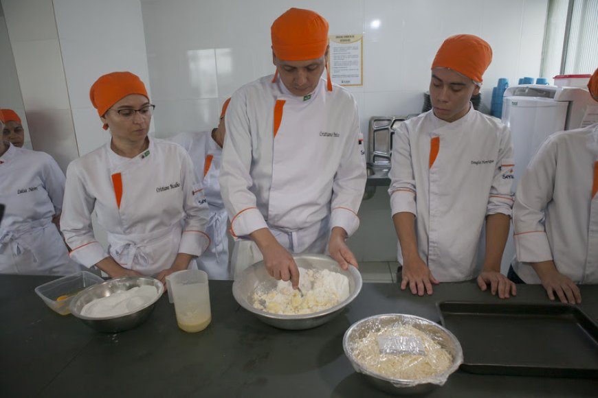 Sistema Fecomércio MG realiza Semana do Pão de Queijo e distribui iguaria, em BH
