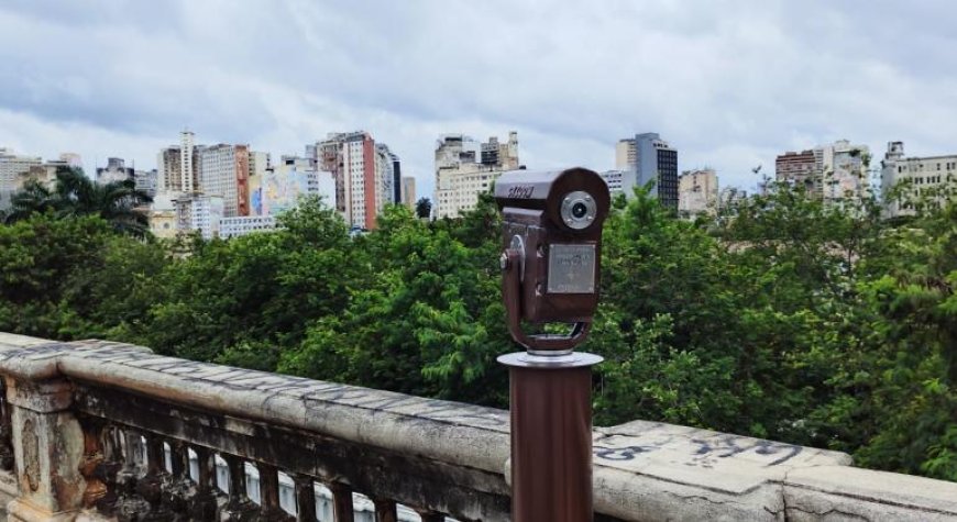 Lunetas para observação da paisagem urbana foram reinstaladas na Rua Sapucaí