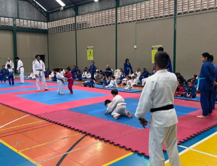 Festival de Judô promove integração entre atletas do Superar e crianças do projeto São Geraldo em BH